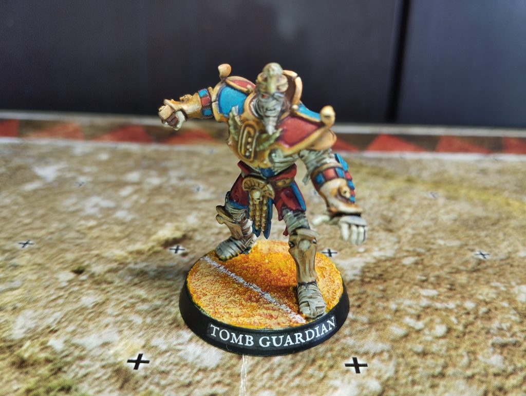 Figurine Blood Bowl Khemri Tomb Guardian peinte avec socle terrain et ligne blanche - Peinture Fox Squadron