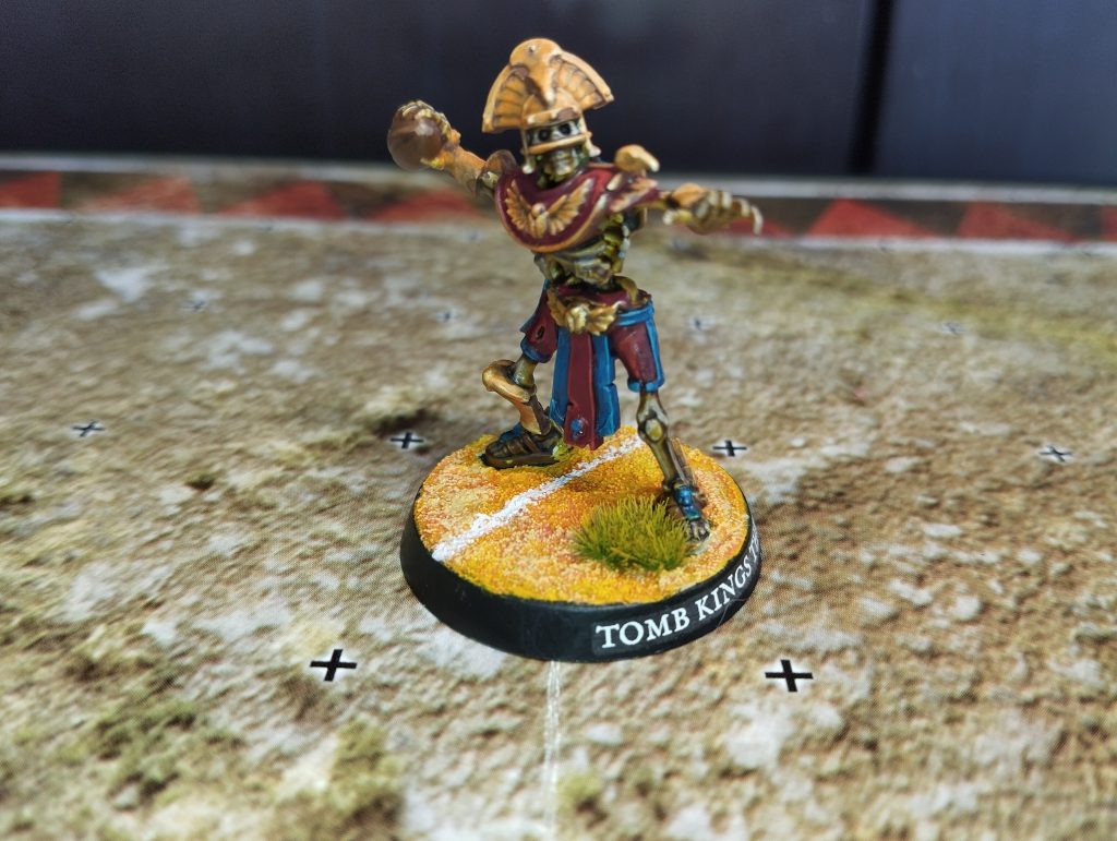 blood-bowl-gardien-des-tombes-roi-squelette-peinture-fox-squadron Figurine Blood Bowl de Rois des Tombes de Khemri : lanceur squelette peint avec le socle terrain (ligne blanche) - Peinture Fox Squadron